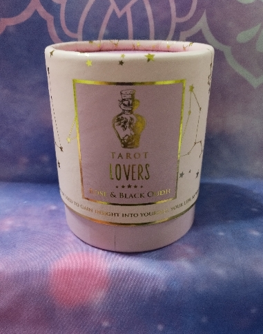 VELA TAROT LOS AMANTES CON ROSA Y MADERA AGAR