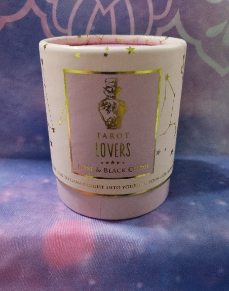 VELA TAROT LOS AMANTES CON ROSA Y MADERA AGAR