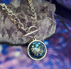 COLGANTE CON MARIPOSA DE ACERO Y TURMALINA.