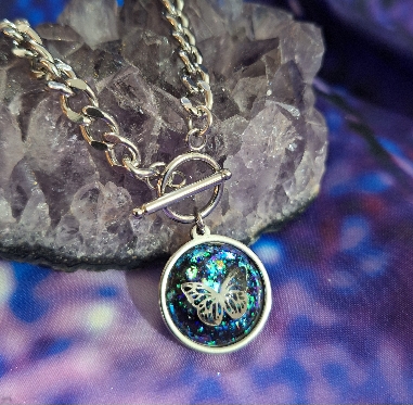 COLGANTE CON MARIPOSA DE ACERO Y TURMALINA.