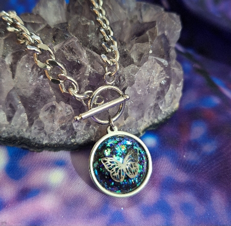 COLGANTE CON MARIPOSA DE ACERO Y TURMALINA.