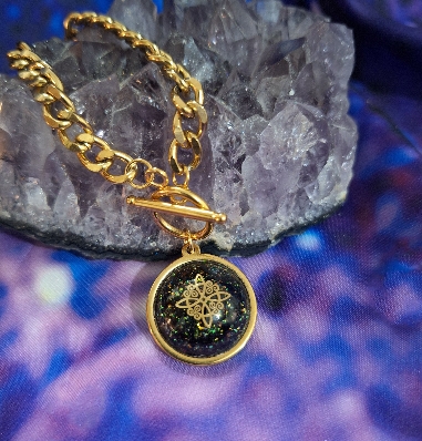 COLGANTE NUDO DE BRUJAS DE ACERO Y TURMALINA.