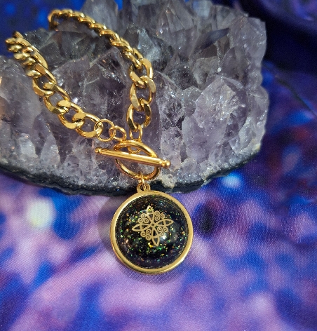 COLGANTE NUDO DE BRUJAS DE ACERO Y TURMALINA.