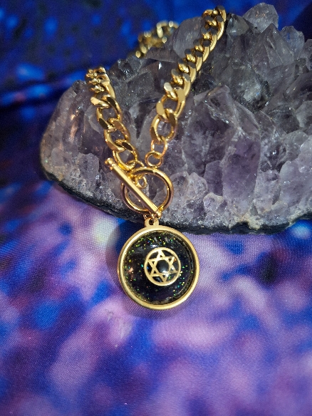 COLGANTE HEXAGRAMA DE ACERO Y TURMALINA.