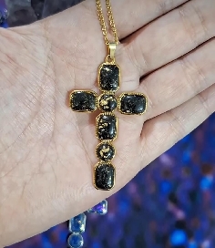COLGANTE CRUZ DE TURMALINA NEGRA