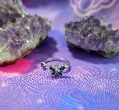 ANILLO CON MARIPOSA Y TURMALINA.