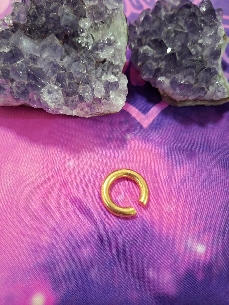 EAR CUFF DE ACERO INOXIDABLE DORADO.