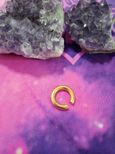 EAR CUFF DE ACERO INOXIDABLE DORADO.