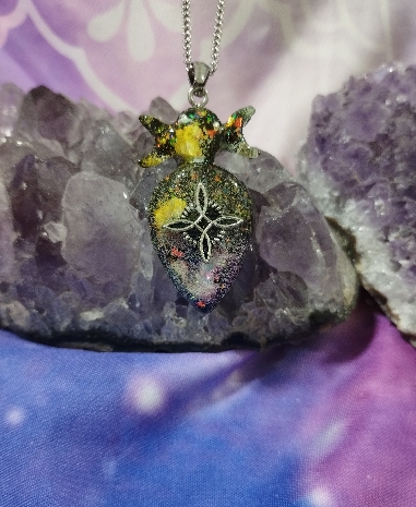 COLGANTE ORGONITA TRIPLE LUNA CON NUDO DE BRUJAS-2