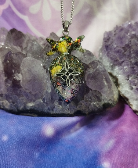 COLGANTE ORGONITA TRIPLE LUNA CON NUDO DE BRUJAS-2