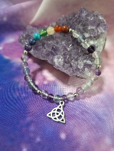 PULSERA DE FLUORITA CON TRIQUETA