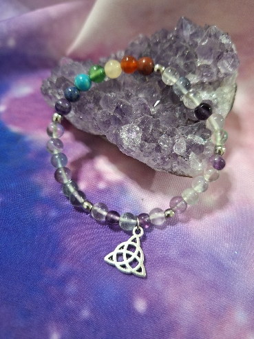 PULSERA DE FLUORITA CON TRIQUETA