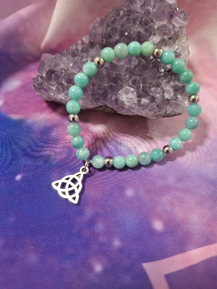 PULSERA DE JADE CON TRIQUETA
