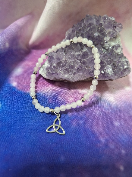 PULSERA DE CUARZO ROSA CON TRIQUETA